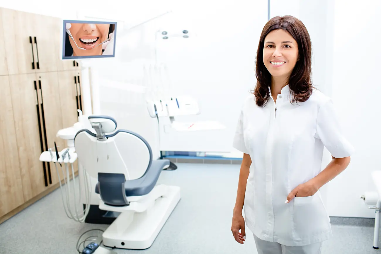 Protetyka zebow – kiedy warto zdecydowac sie na proteze lub korone